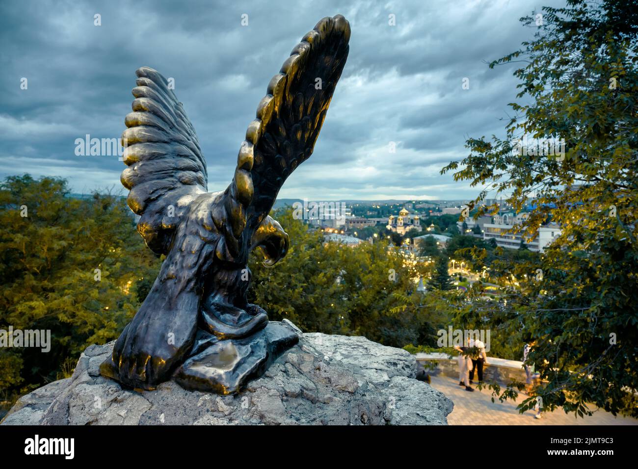 Estatua del águila en Pyatigorsk, Krai de Stavropol, Rusia. Monumento histórico, antiguo símbolo de Pyatigorsk instalado en 1901. Monumento de bronce en la cima de la montaña o Foto de stock