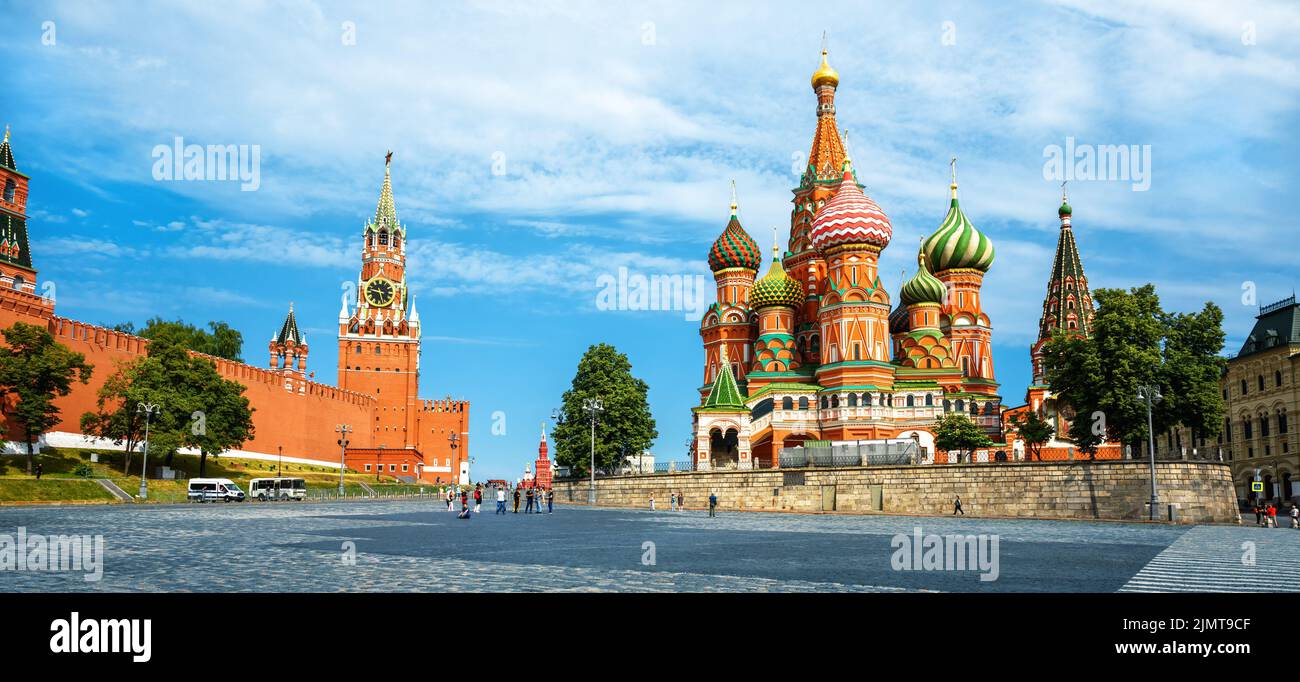Kremlin de Moscú y Catedral de San Basilio, Rusia. Panorama de las famosas atracciones turísticas de Moscú. Vista panorámica del casco antiguo de la ciudad en verano. Moscú Foto de stock