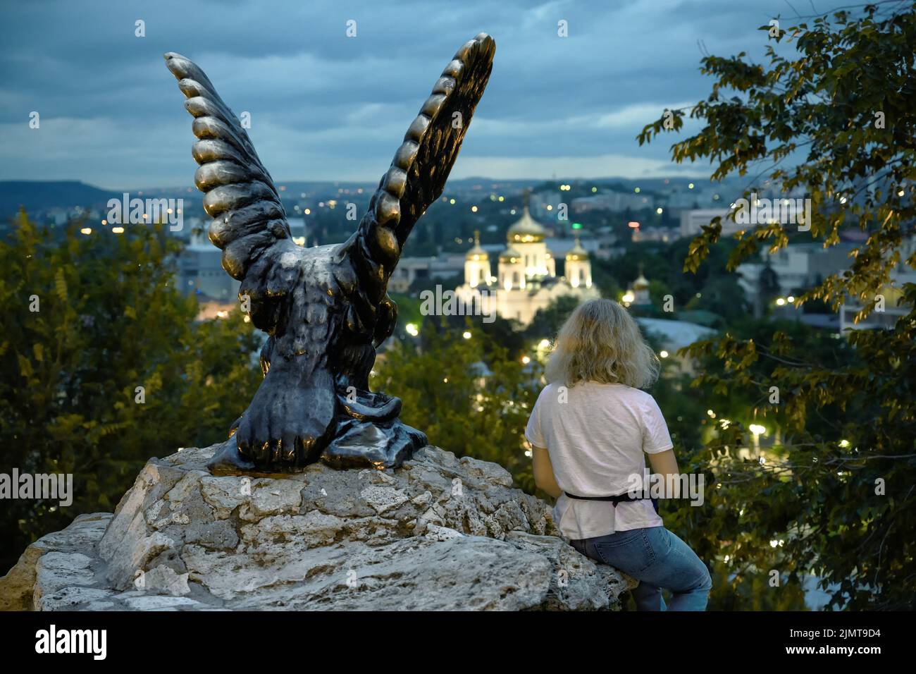 Estatua del águila en Pyatigorsk, Krai de Stavropol, Rusia. Monumento histórico, antiguo símbolo de Pyatigorsk instalado en 1901. Turista mira la ciudad de Pyatigorsk fr Foto de stock