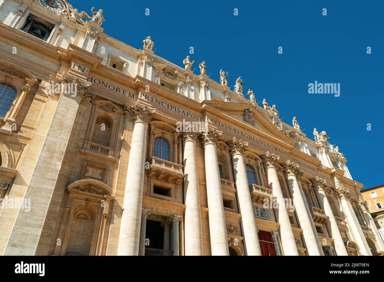 Basílica de San Pedro en la Ciudad del Vaticano, Roma, Italia. Vista inferior del exterior de la famosa iglesia católica, arquitectura barroca ornamentada. El cathe de San Pedro Viejo Foto de stock