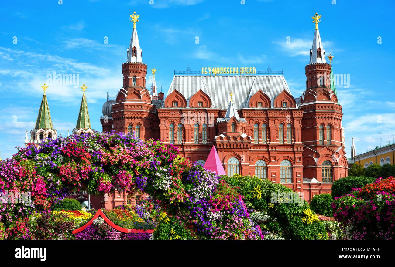 Flores en la Plaza Manezhnaya, Moscú, Rusia. Museo Histórico (está escrito en el techo) en el fondo, antiguo punto de referencia de Moscú. Vista escénica de f festivo Foto de stock