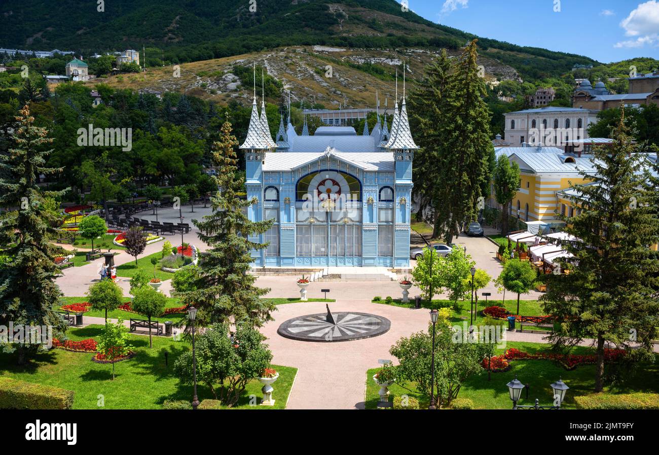 Jardín de flores del parque en Pyatigorsk, Krai de Stavropol, Rusia. Vista panorámica de la Galería Lermontov, monumento histórico de Pyatigorsk instalado en 1901. Mashu Foto de stock