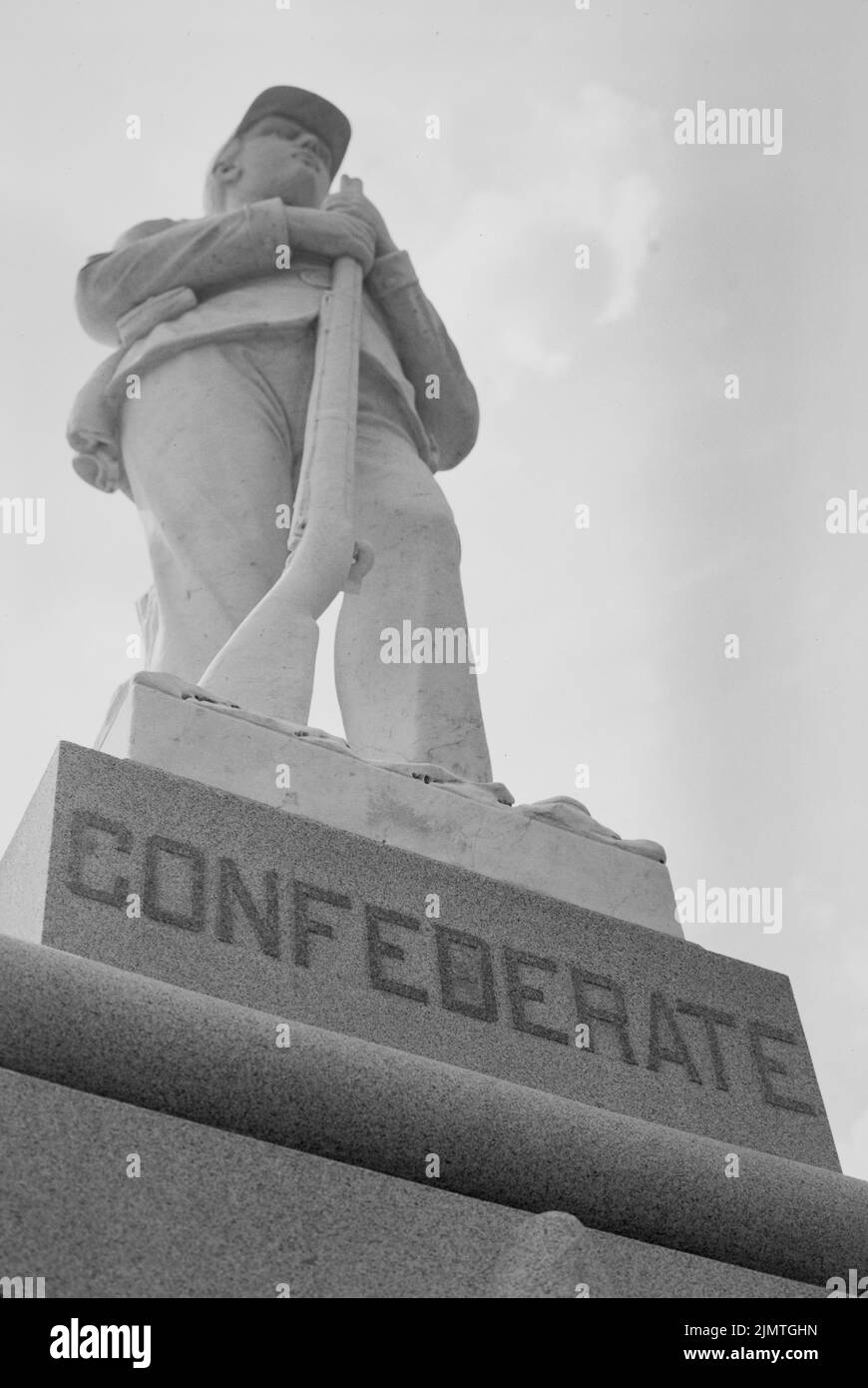 El Monumento Confederado se encuentra frente al Juzgado del Condado de Dooly en Viena, Georgia. Una semejanza de un soldado del ejército confederado está parado . Foto de stock