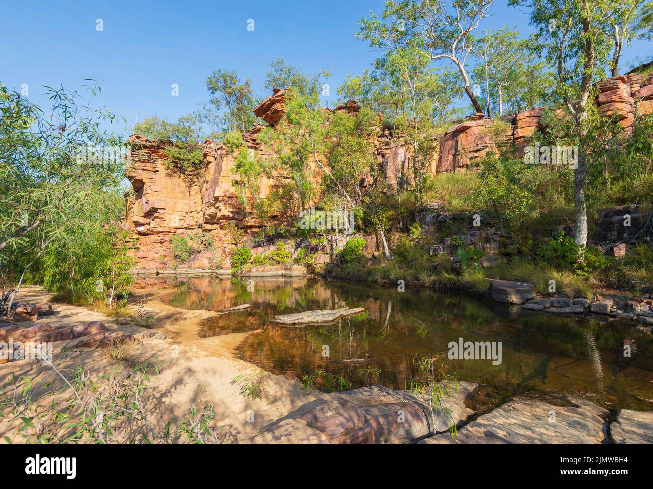Vista de un riachuelo que corre a lo largo de los acantilados de arenisca en el Parque Natural de la Garganta de Umbrawarra, Territorio del Norte, Territorio del Norte, Australia Foto de stock