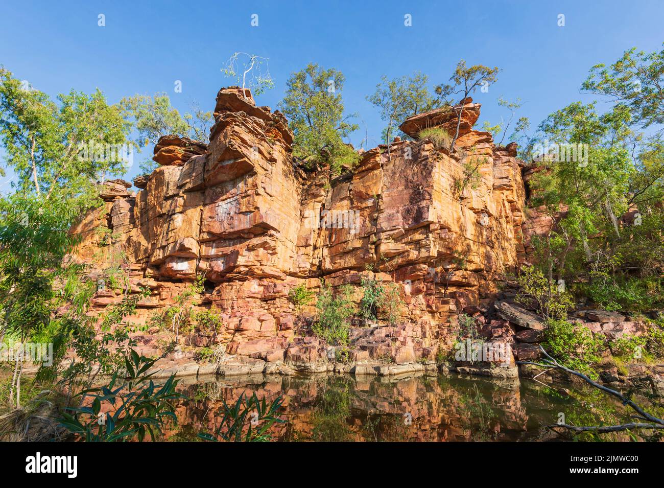Vista panorámica de los acantilados de arenisca reflejados en el agua en el Parque Natural de la Garganta de Umbrawarra, Territorio del Norte, Territorio del Norte, Australia Foto de stock