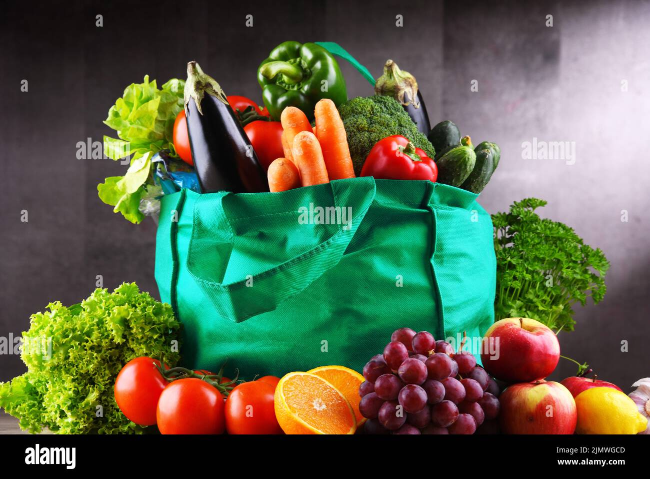 Bolsa de compras con verduras y frutas frescas Fotografía de stock - Alamy