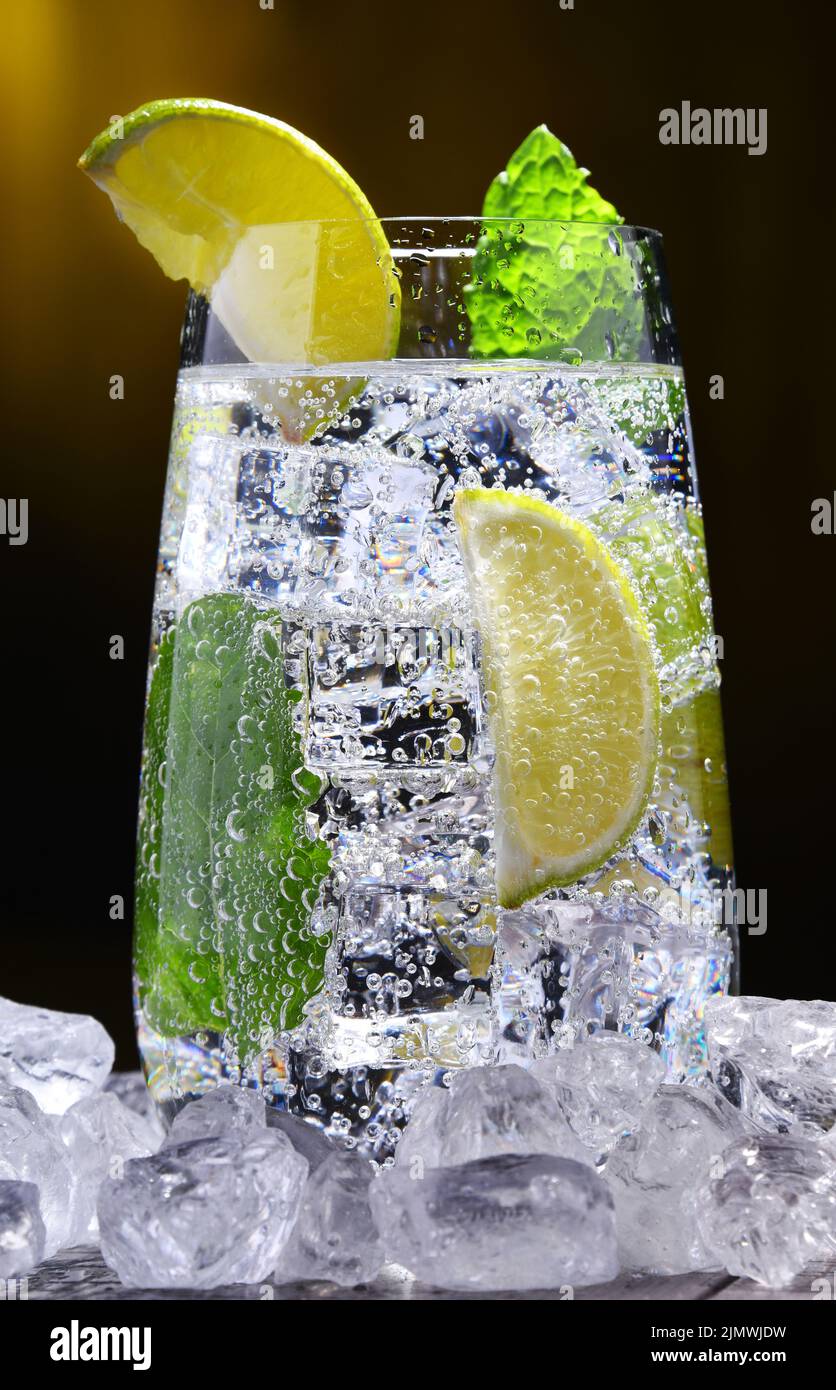 Vaso de agua mineral con hielo Foto de stock