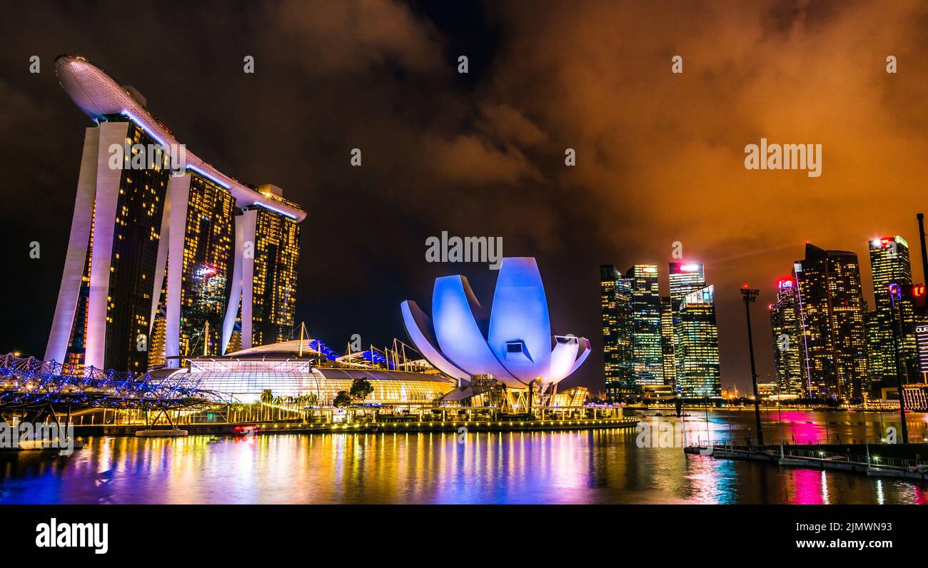 SINGAPUR - MAR 6, 2020: Marina Bay Sands y Museo ArtScience en Singapur después de la puesta de sol Foto de stock