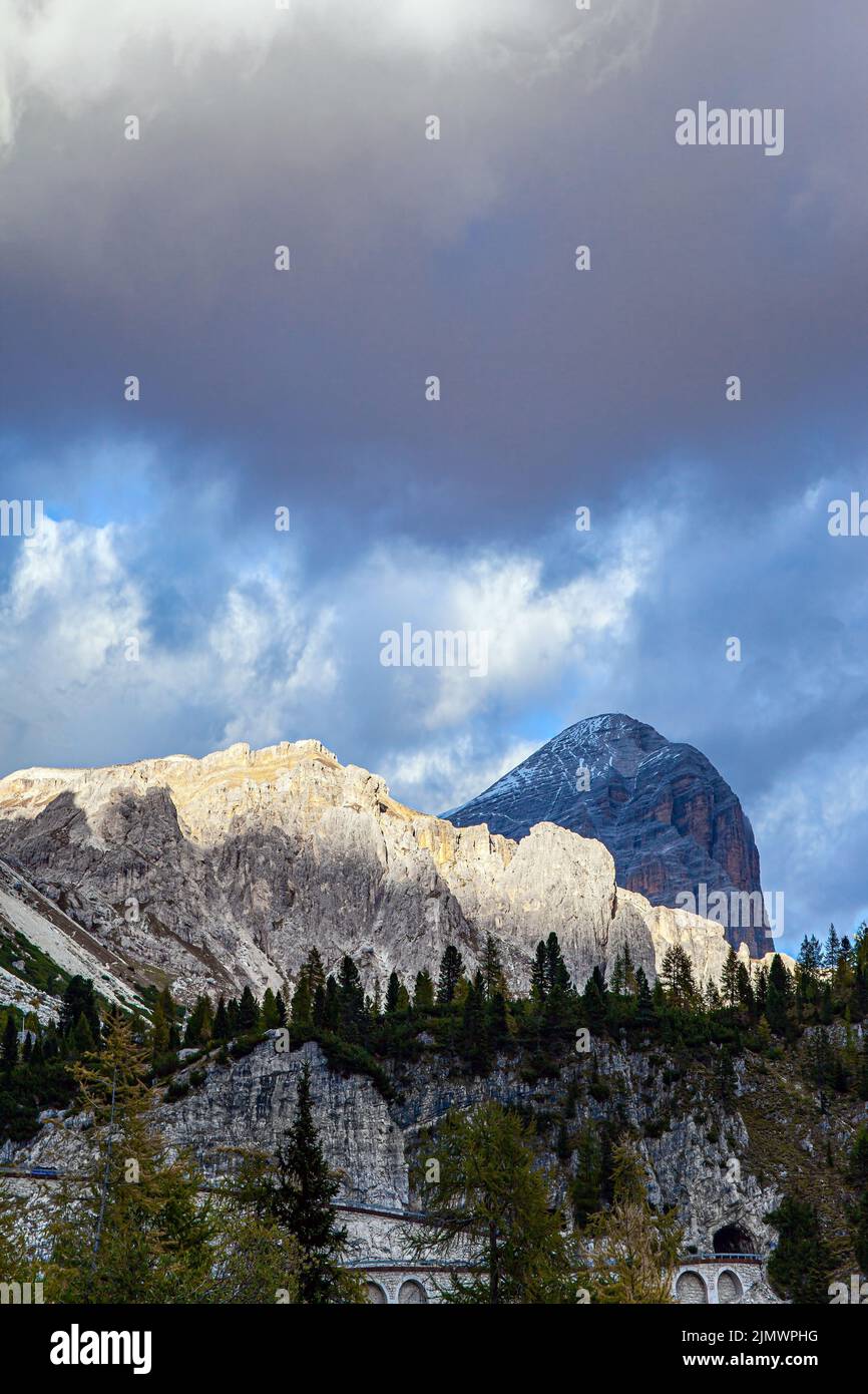 Las rocas de colores de los Dolomitas Foto de stock