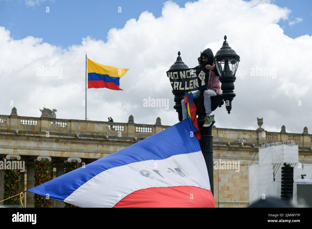 Colombia flag on flag pole fotografías e imágenes de alta resolución -  Página 2 - Alamy