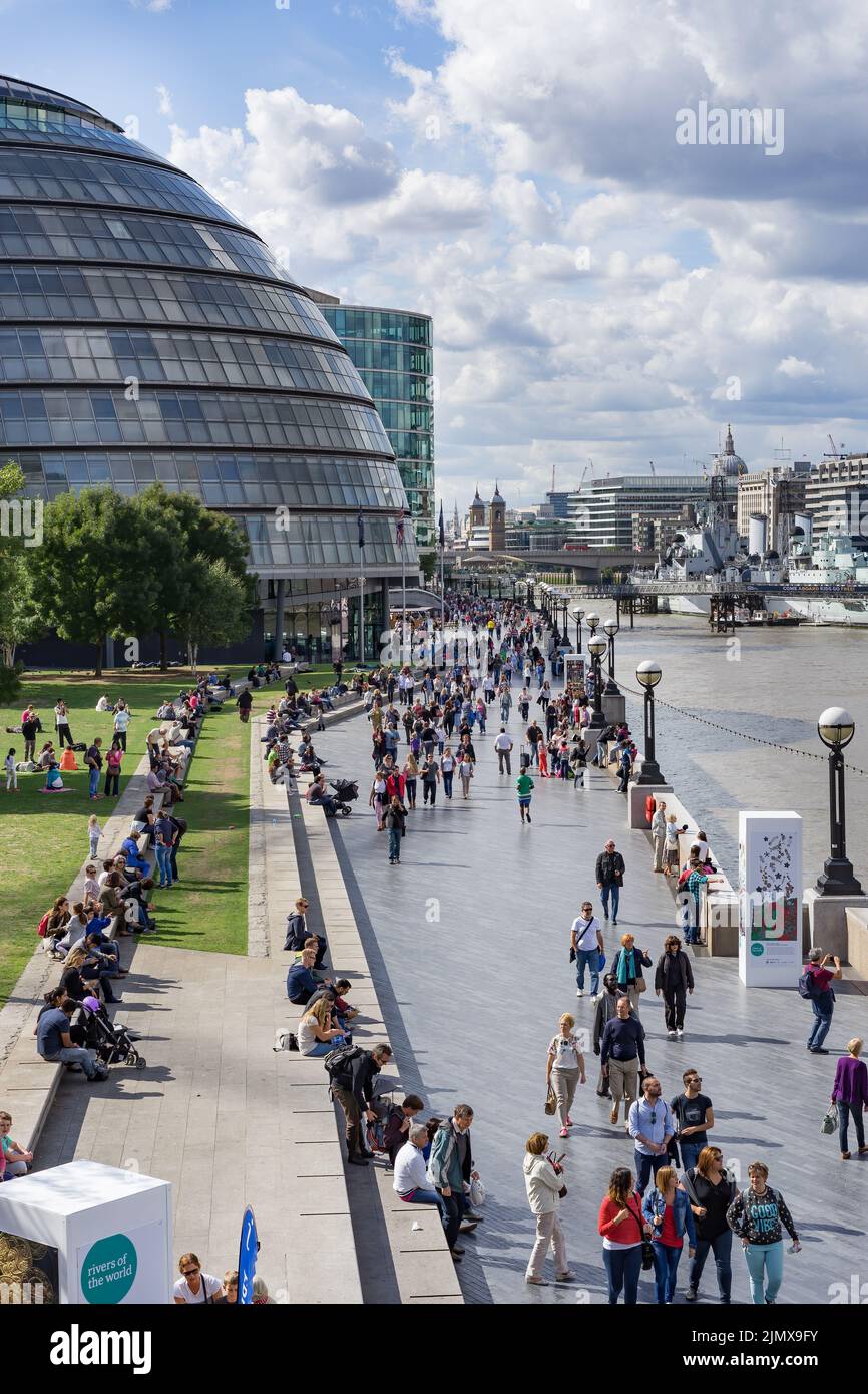 LONDRES, REINO UNIDO - AGOSTO DE 22. Vista del Ayuntamiento y el paseo marítimo de Londres el 22 de agosto de 2014. Personas no identificadas Foto de stock