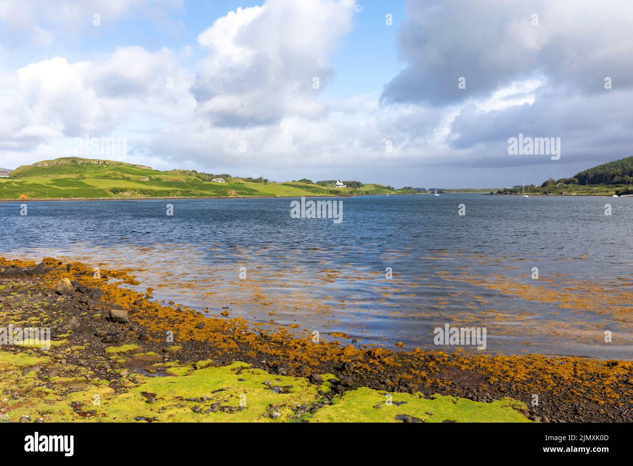 Isla de Skye día de verano, vista del lago Dunvegan en la costa oeste de Skye, Escocia, Reino Unido, verano 2022 Foto de stock