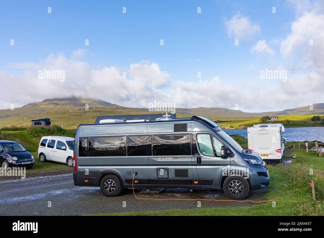 Autocaravana TRAIL V línea estacionada en Kinloch autocaravana y parque de caravanas, Dunvegan, Isla de Skye, Escocia, Reino Unido verano 2022 Foto de stock