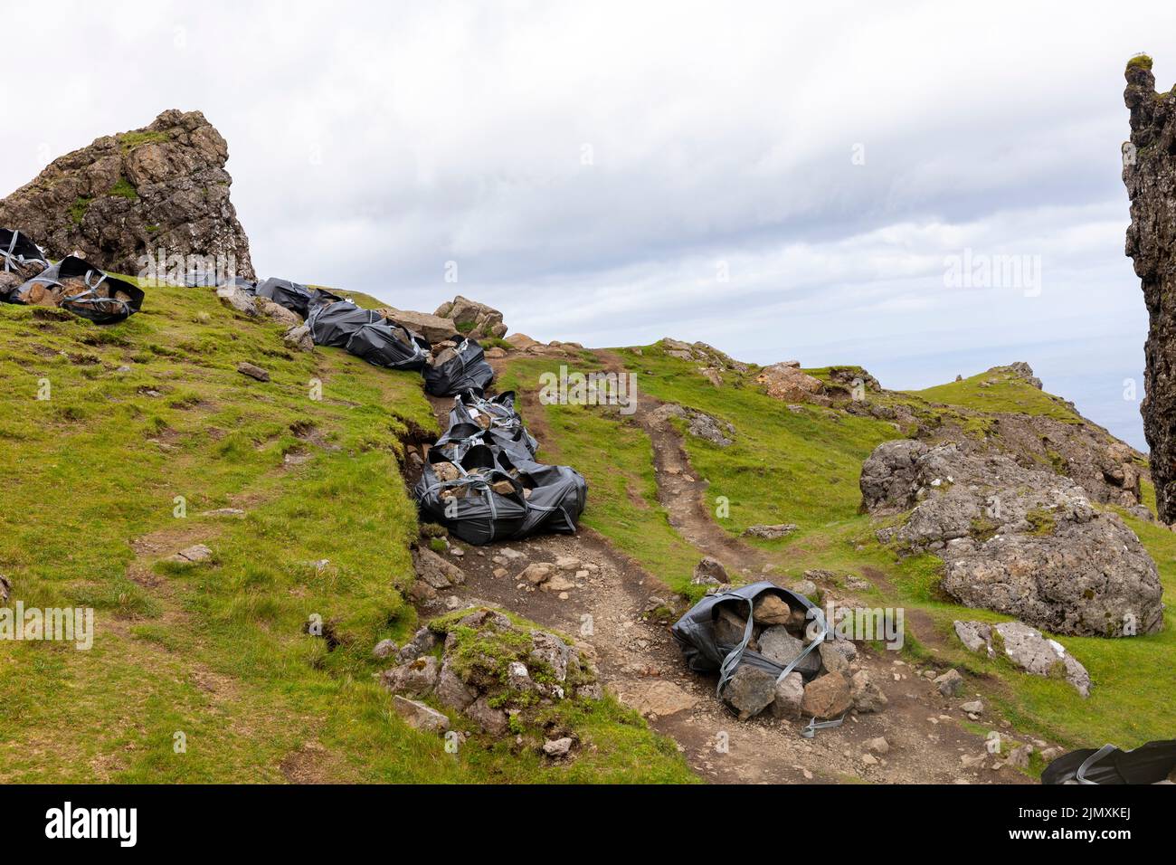 Viejo hombre de Storr, isla de Skye, los visitantes han dañado los senderos, grandes bolsas pesadas de piedras rocas han sido transportadas por vía aérea al sitio para su reparación Foto de stock
