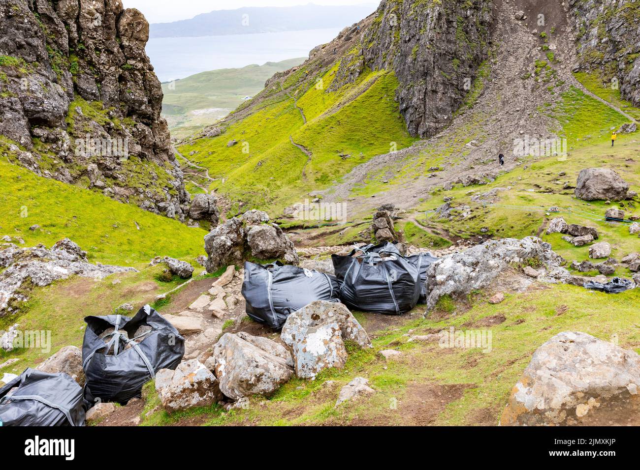 Viejo hombre de Storr, isla de Skye, los visitantes han dañado los senderos, grandes bolsas pesadas de piedras rocas han sido transportadas por vía aérea al sitio para su reparación Foto de stock