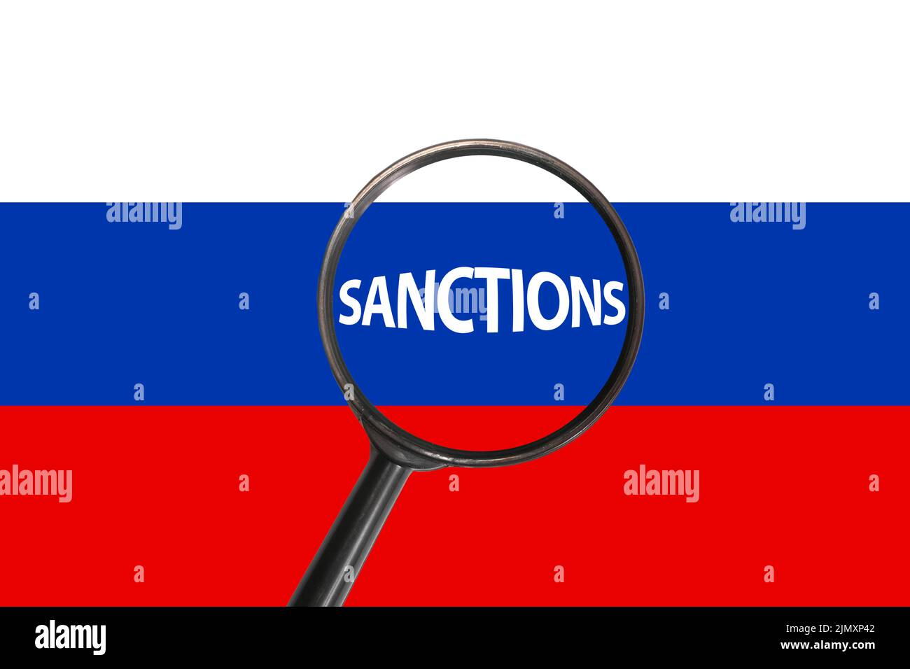 Sanciones contra Rusia con lupa de vidrio Foto de stock