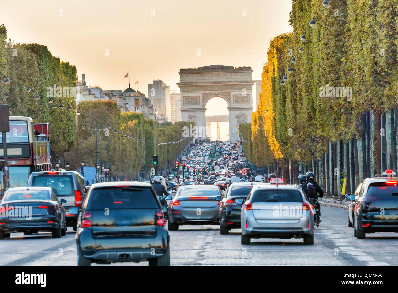Avenue des Champs-Elysees y Arc de Triomph Foto de stock