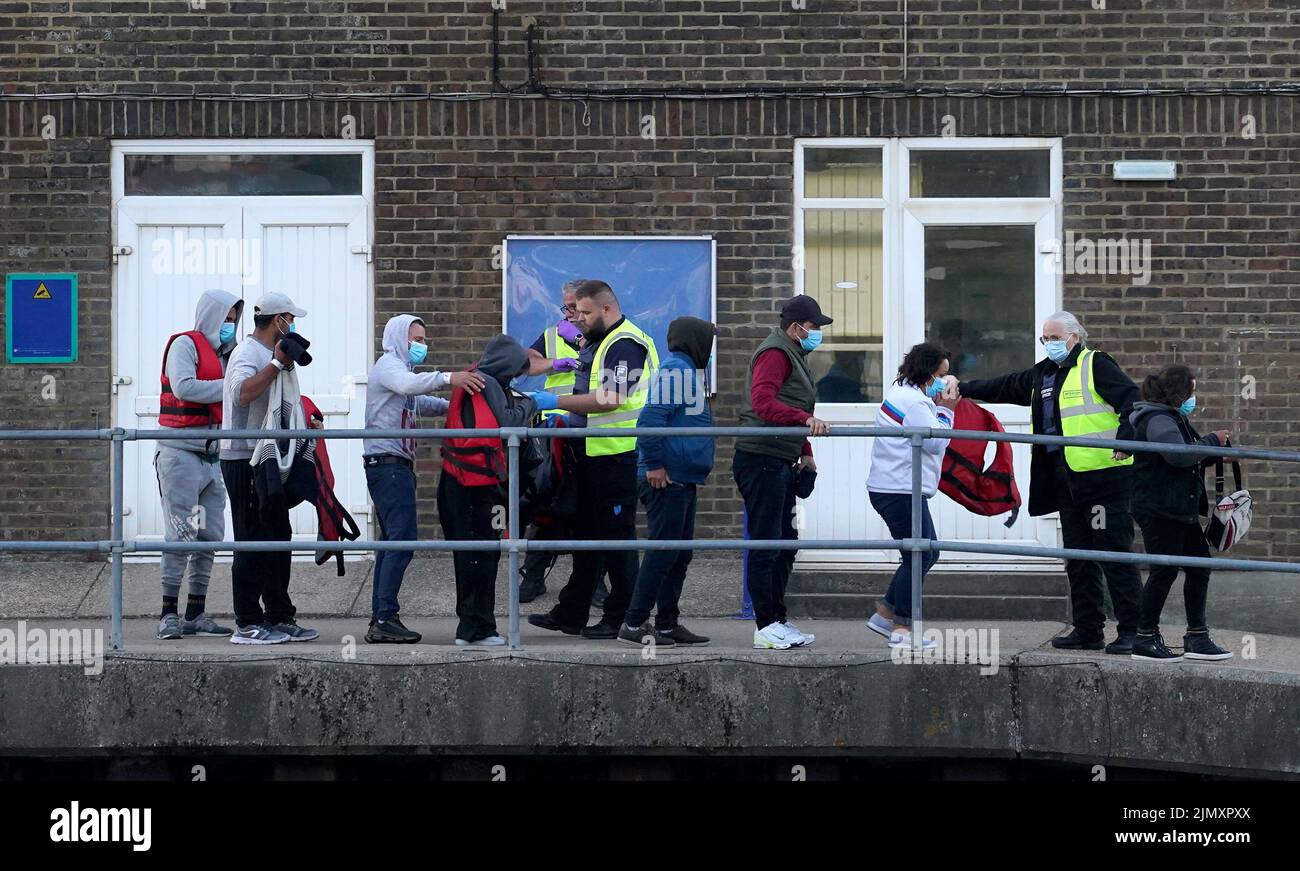 Un grupo de personas que se cree que son inmigrantes llegan a Dover, Kent, después de un incidente en un pequeño barco en el Canal de la Mancha. Fecha de la foto: Lunes 8 de agosto de 2022. Foto de stock