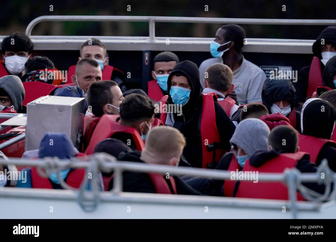 Un grupo de personas que se cree que son migrantes son llevadas a Dover, Kent, a bordo de un barco de la Fuerza Fronteriza, después de un pequeño incidente en el Canal de la Mancha. Fecha de la foto: Lunes 8 de agosto de 2022. Foto de stock