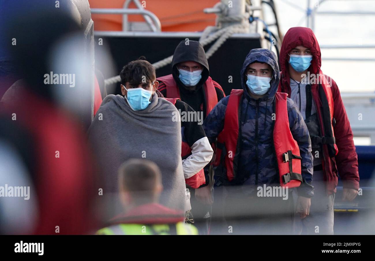 Un grupo de personas que se cree que son migrantes son llevadas a Dover, Kent, a bordo de un barco de la Fuerza Fronteriza, después de un pequeño incidente en el Canal de la Mancha. Fecha de la foto: Lunes 8 de agosto de 2022. Foto de stock