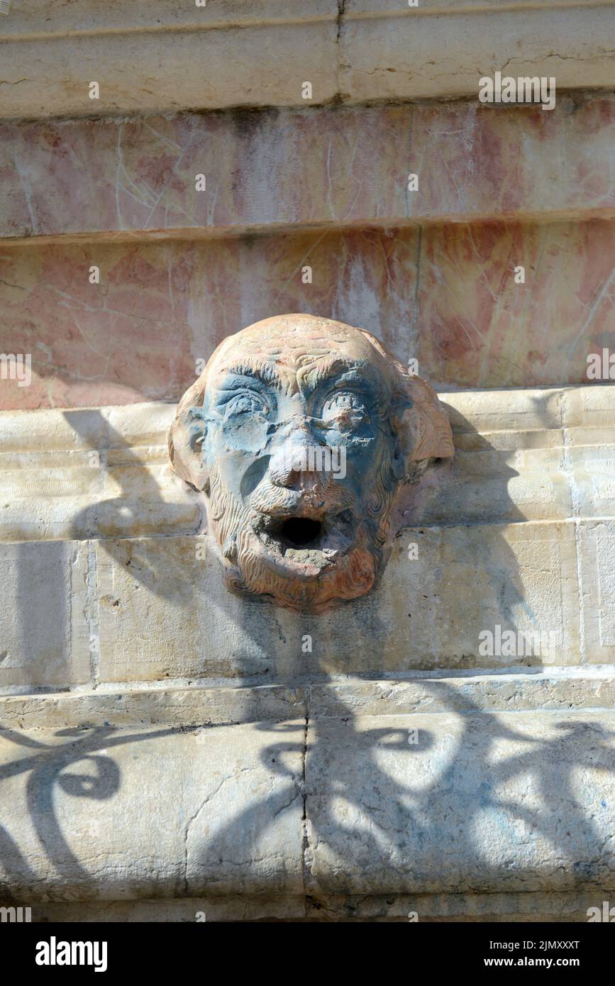 Gárgola en forma de rostro humano de la fuente de agua construida en 1903 por el Patriarcado Griego-Ortodoxo en estilo neobarroco. Jerusalén, Israel. Foto de stock