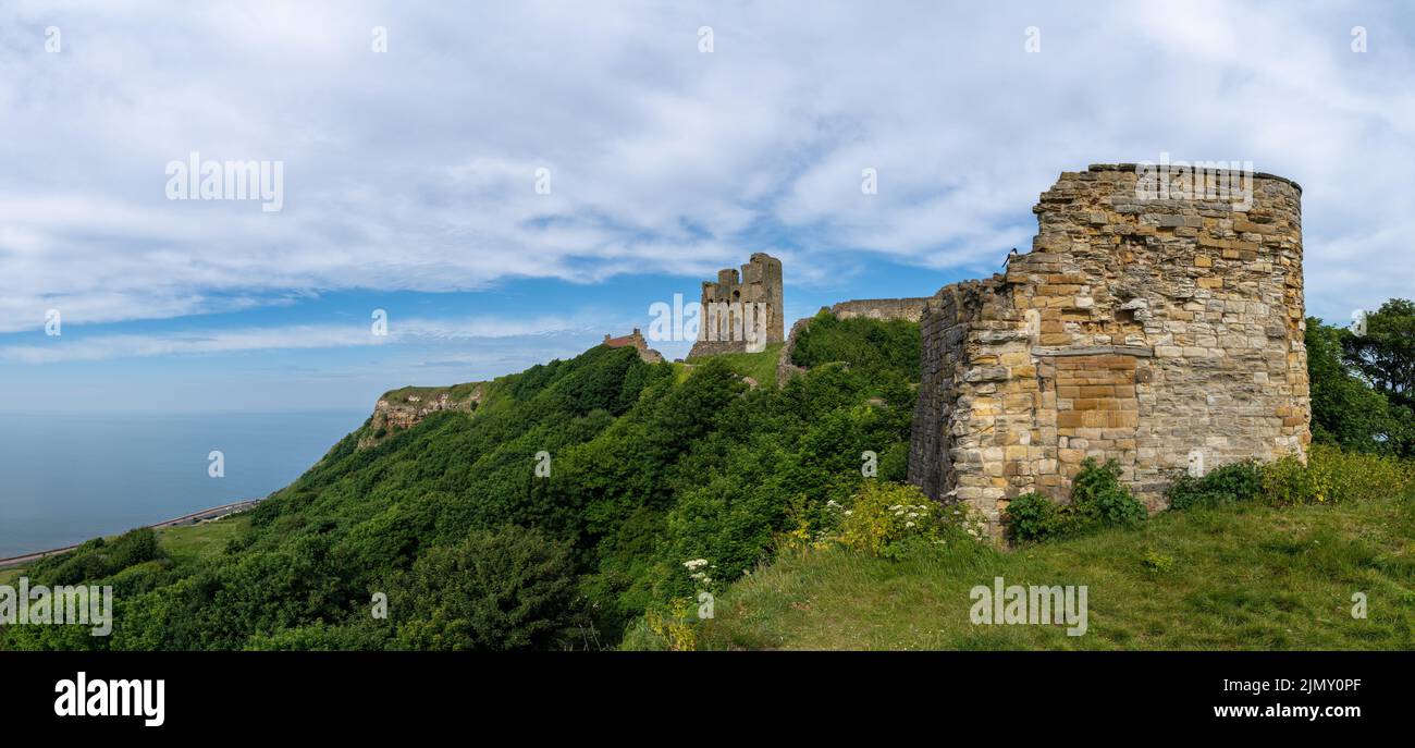 Scarborough, Reino Unido - 16 de junio de 2022: vista panorámica de las ruinas del castillo de Scarborough Foto de stock