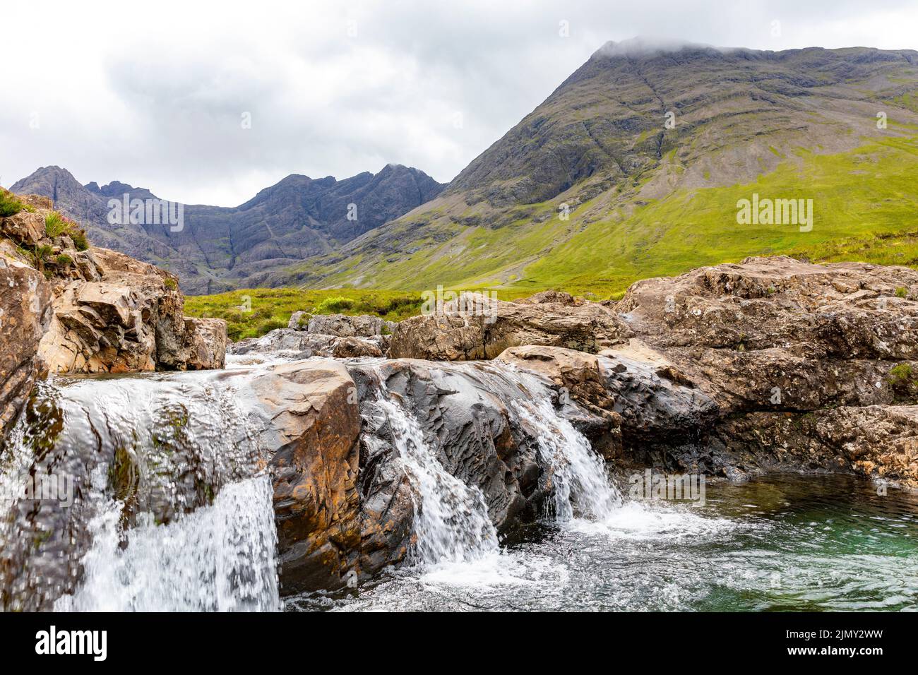 Piscinas de hadas Isla de Skye, cordillera de Cuillins Negro, cascadas y paisajes, verano de 2022, Escocia, Reino Unido, Europa Foto de stock