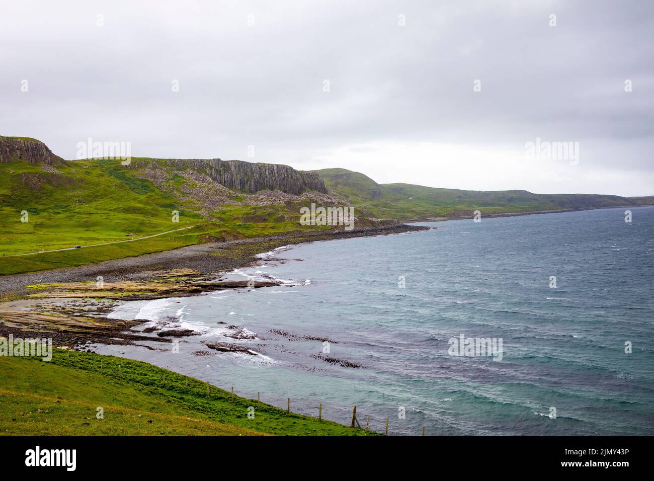 Isla de Skye , costa y paisaje en la península de Trotternish cerca del castillo de Dunhulm, los días de verano, Escocia, Reino Unido, verano de 2022 Foto de stock