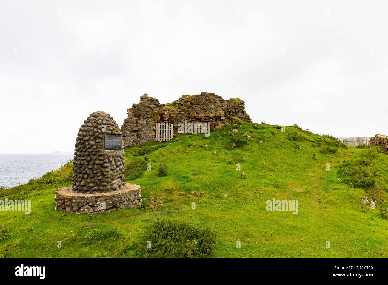 Ruinas del castillo de Duntulm, en la península de Skye trotternish, cairn de piedra celebra el hogar de las tuberías escocesas, Escocia, Reino Unido, verano de 2022 Foto de stock