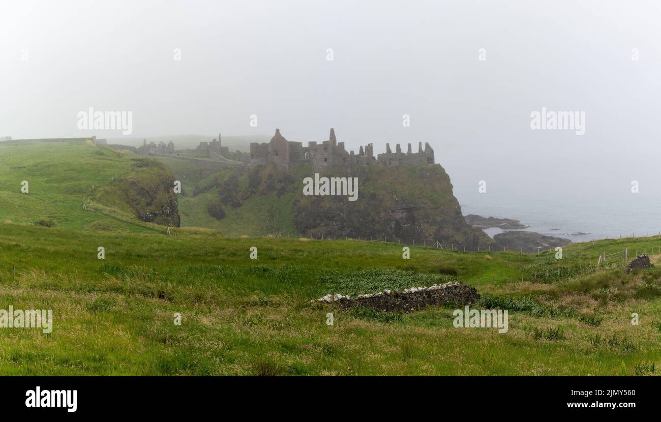 Portrush, Reino Unido - 9 de julio de 2022: Vista del castillo de Dunluce en niebla gruesa en la ruta costera Causeway Foto de stock