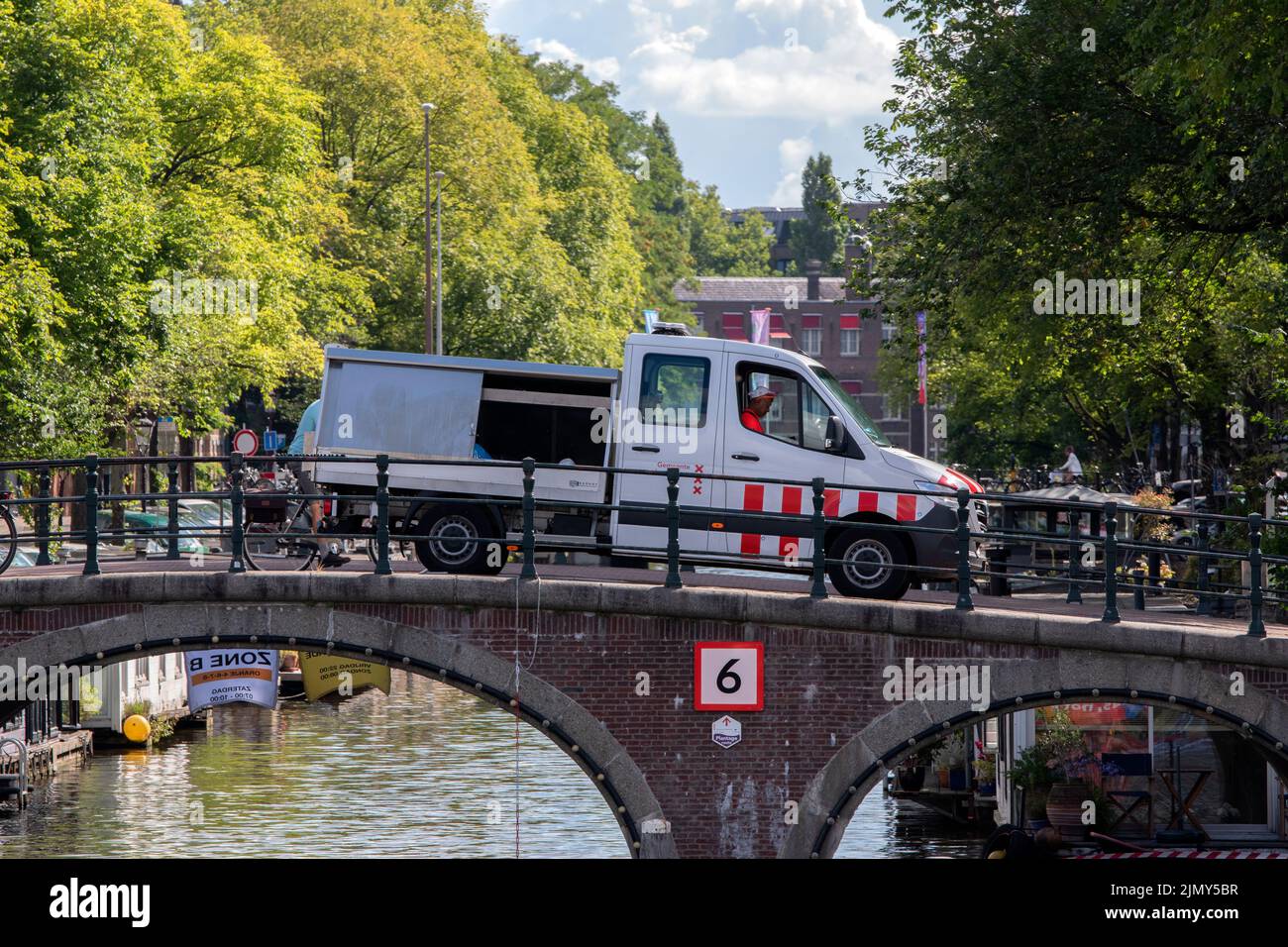 Amsterdam canal cleaning fotografías e imágenes de alta resolución Alamy
