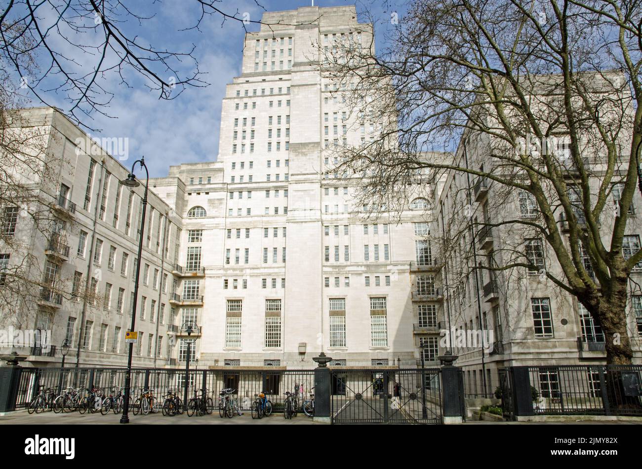 Senate House, el principal edificio administrativo de la Universidad de Londres en el corazón de Bloomsbury en el centro de Londres. Visto desde Malet Street Foto de stock