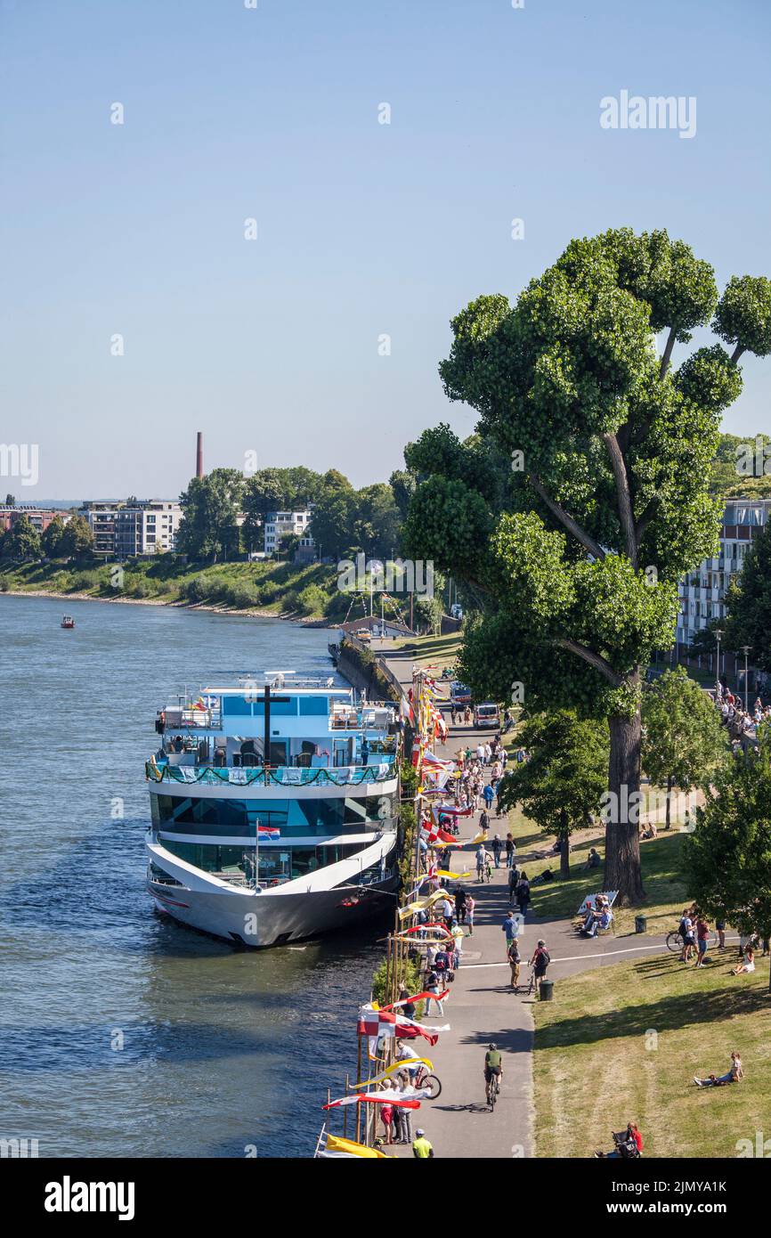 Corpus Christi en procesión de barcos Muelheimer Gottestracht en el río Rin, Colonia, Alemania. Fronleichnams-Schiffsprozession Muelheimer Gottestracht Foto de stock