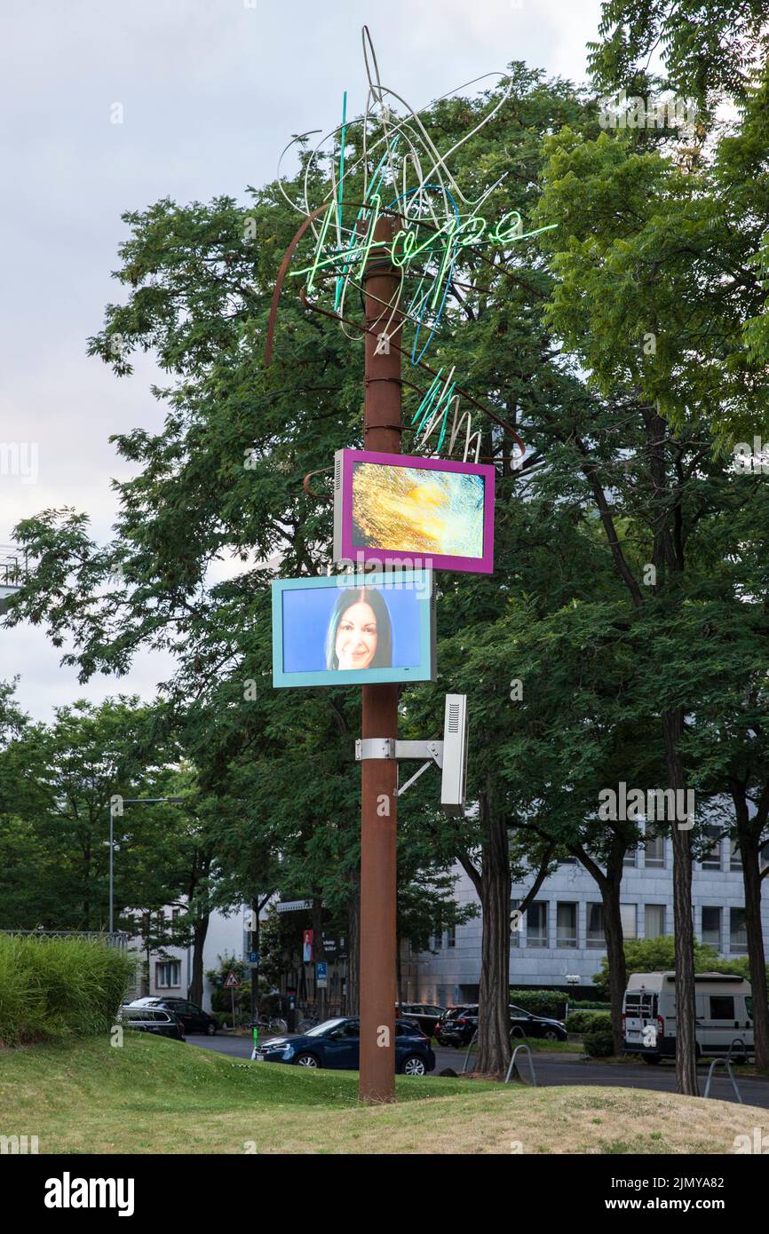 LA ESPERANZA de la obra de arte de la artista HA SCHULT frente al Banco de fuer Sozialwirtschaft en la calle Konrad-Adenauer-Ufer, Colonia, Alemania. El ocho-ME Foto de stock