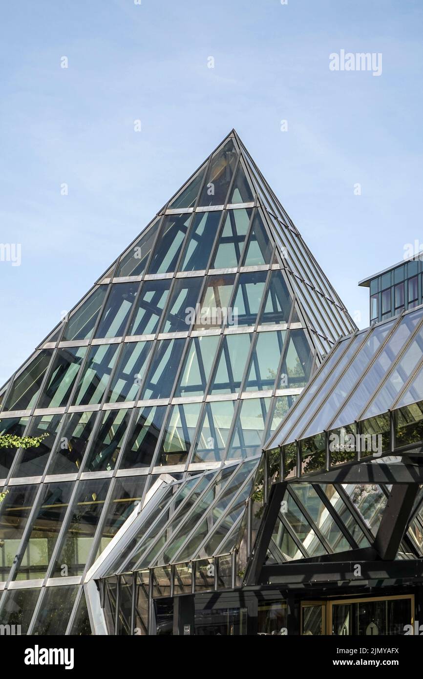 Berlín, Alemania, 2014. Entrada piramidal de cristal al Inter-Continental Hotel en Berlín Foto de stock
