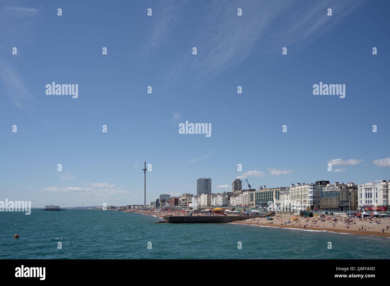 Brighton, East Sussex, Reino Unido - 15 de julio de 2022 : Vista de la playa en Brighton el 15 de julio de 2022. Personas no identificadas Foto de stock