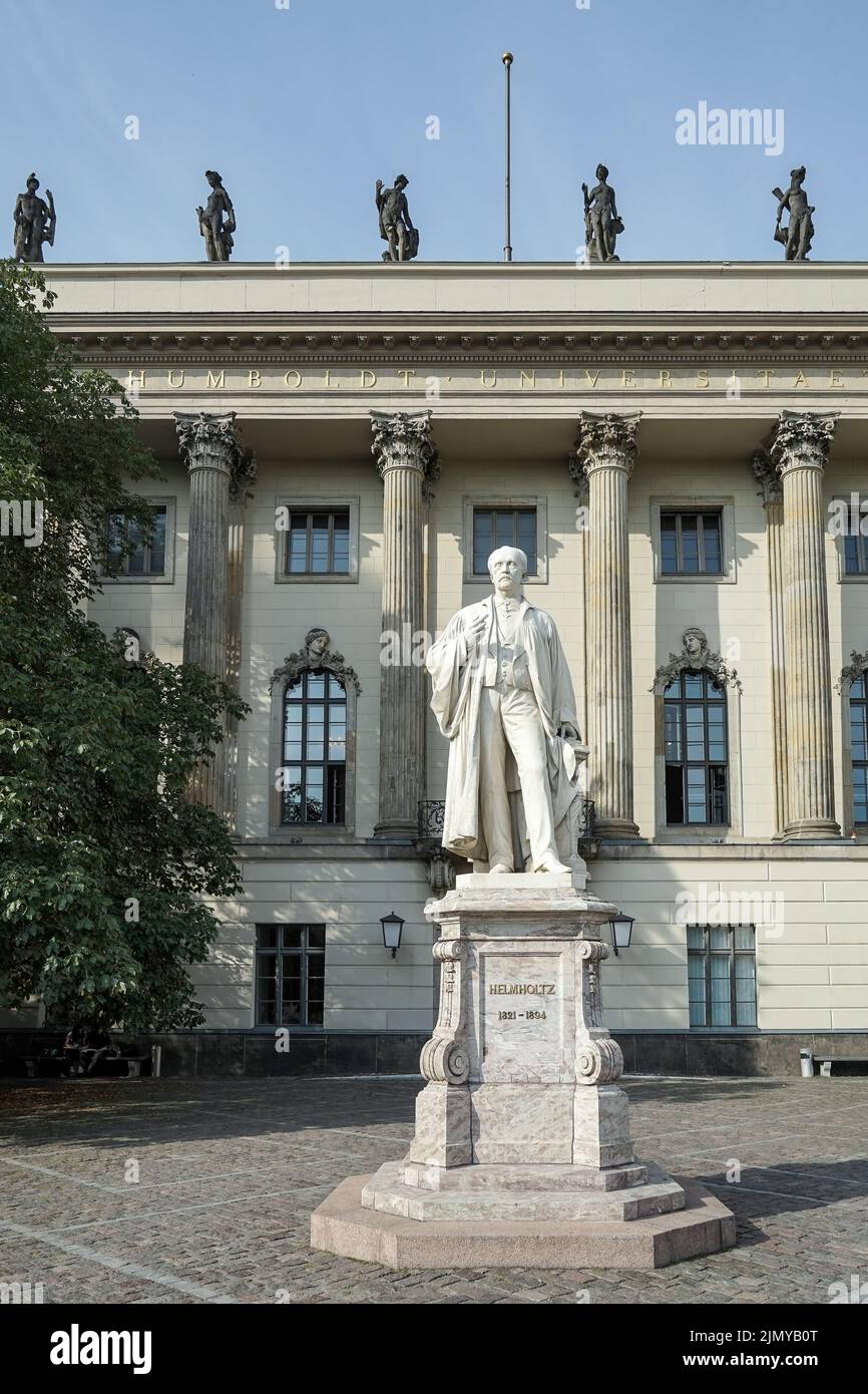 Berlín, Alemania, 2014. Estatua de Helmholtz en las afueras de la Universidad Humboldt de Berlín Foto de stock