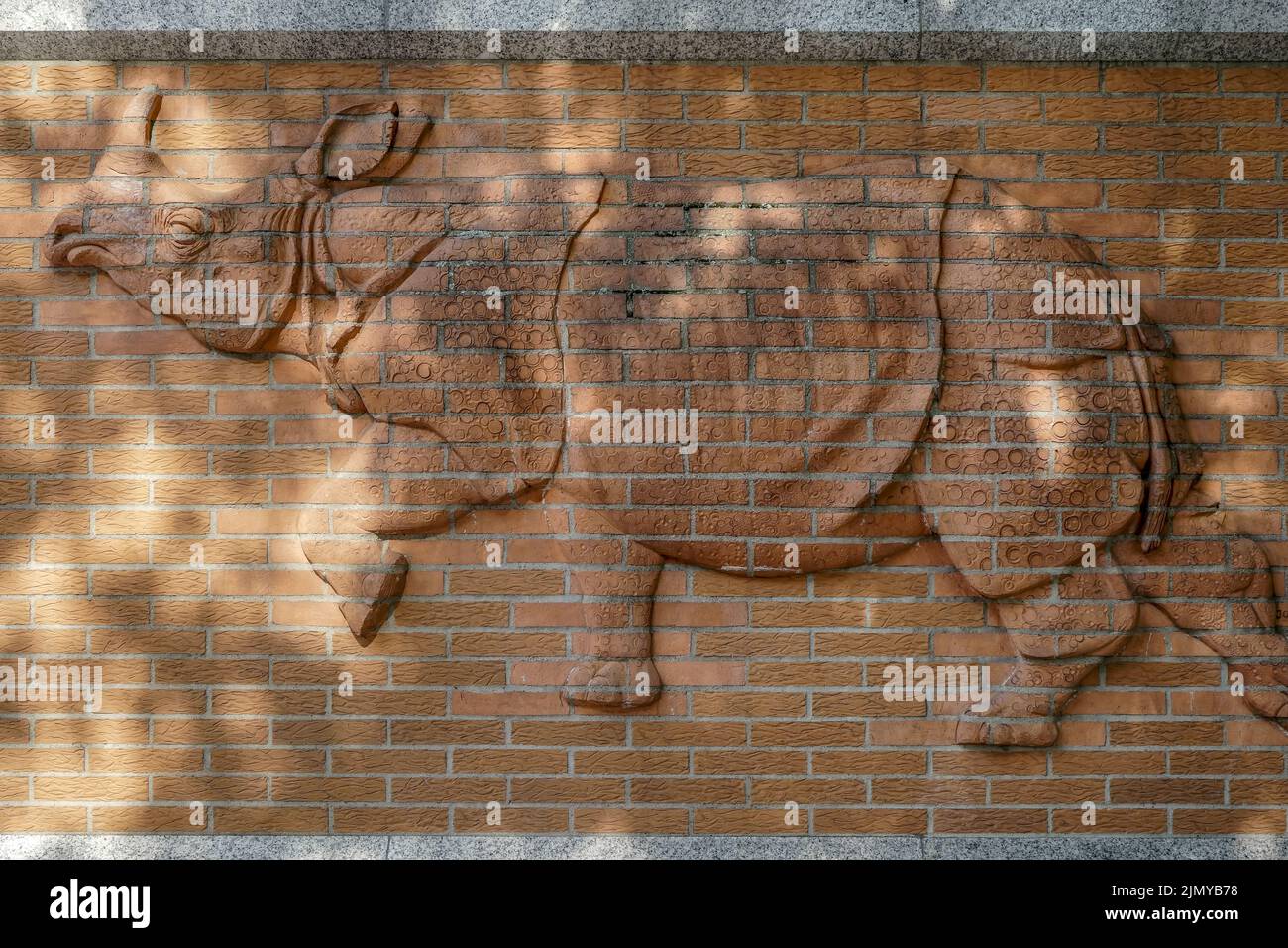 Berlín, Alemania, 2014. Relieve rinoceronte en la pared fuera del zoológico de Berlín Foto de stock