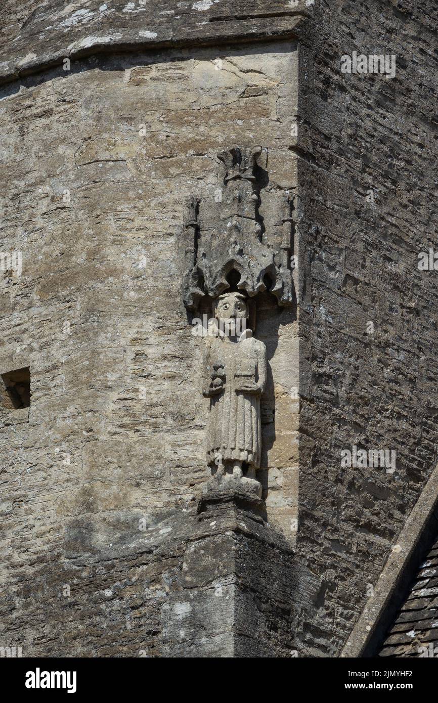 Inglaterra, Oxfordshire, iglesia de Clanfield, escultura de San Esteban en la torre Foto de stock