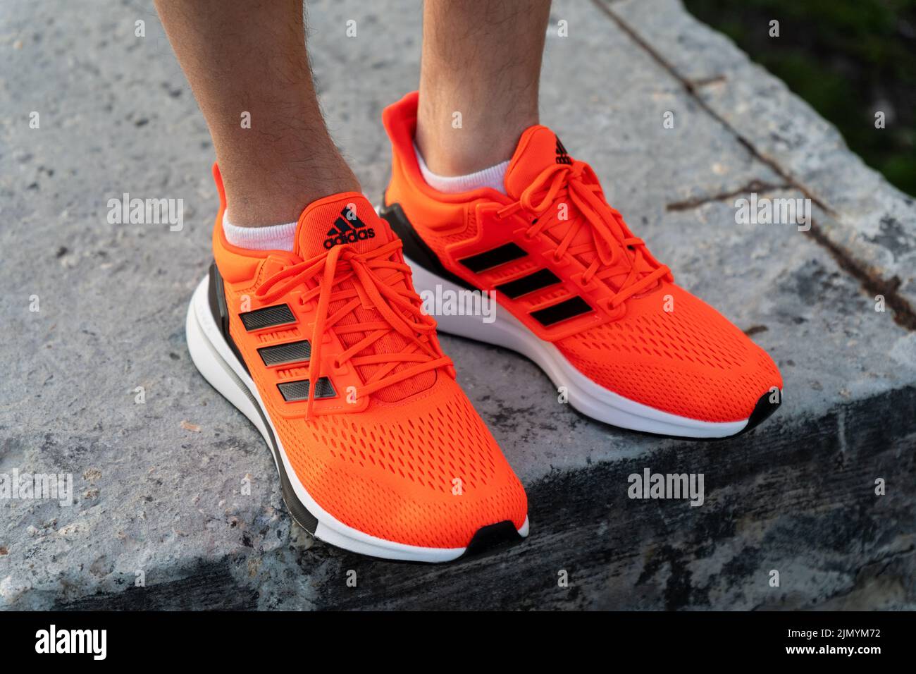 Tyumen, Rusia-03 de mayo de 2022: Zapatos de running color naranja. Adidas, multinacional. Fotografías de productos. Enfoque selectivo Fotografía de stock -