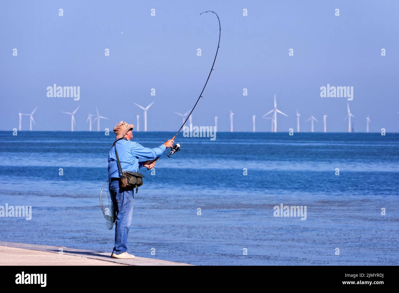 Pescador aficionado en el dique de Birchington Kent Reino Unido Foto de stock