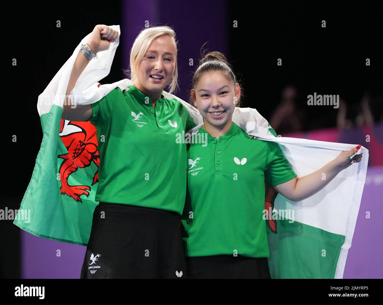 Charlotte Carey de Gales y Anna Hursey celebran la medalla de bronce de dobles femeninos en el NEC el día once de los Juegos de la Commonwealth de 2022 en Birmingham. Fecha de la foto: Lunes 8 de agosto de 2022. Foto de stock