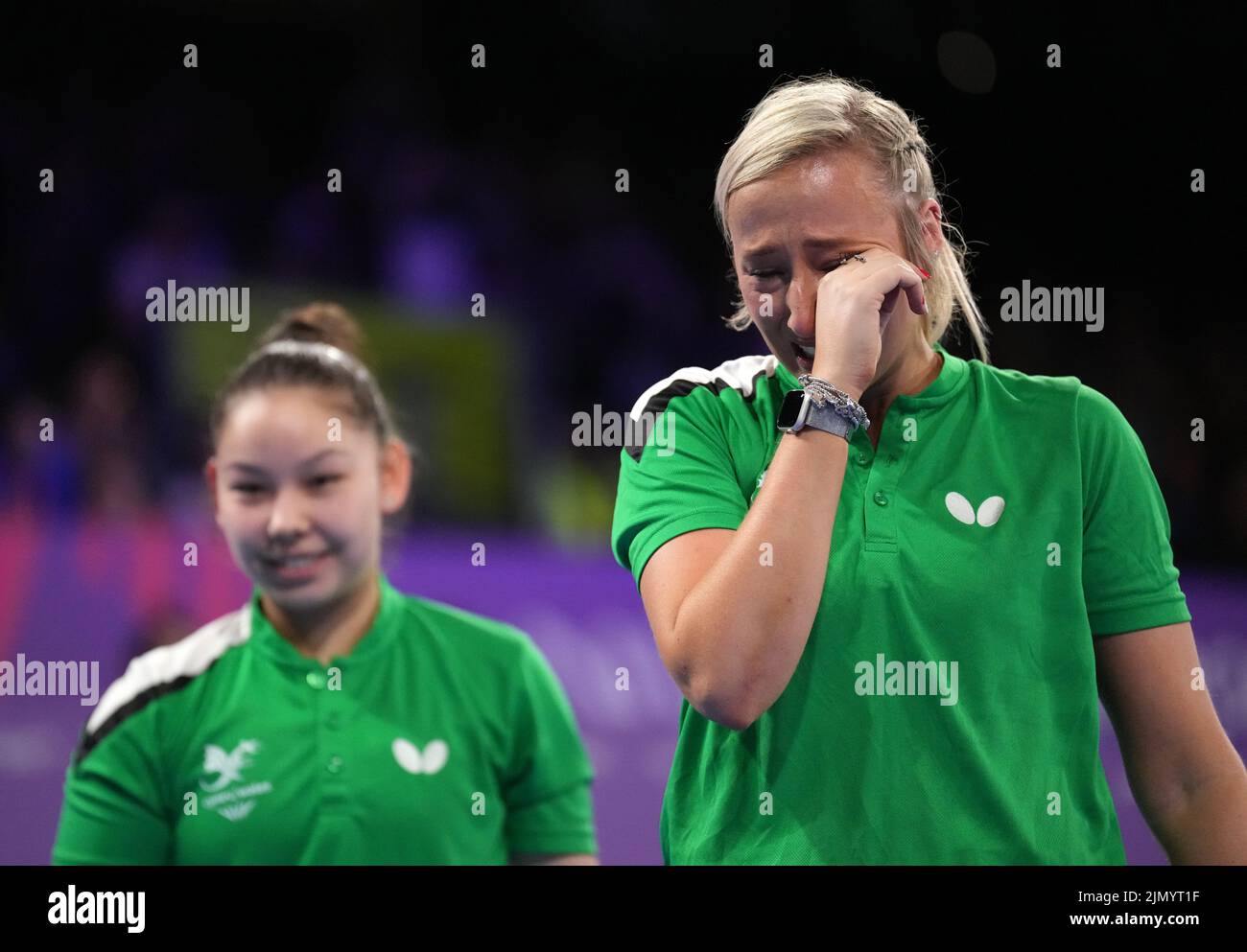 Anna Hursey de Gales y Charlotte Carey reaccionan después de ganar el partido de la Medalla de Bronce de Dobles Mujeres en el NEC el día once de los Juegos de la Commonwealth de 2022 en Birmingham. Fecha de la foto: Lunes 8 de agosto de 2022. Foto de stock