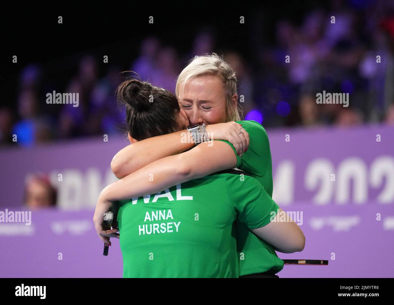 Anna Hursey y Charlotte Carey, galeses, celebran la medalla de bronce de dobles femeninos en el NEC el día once de los Juegos de la Commonwealth de 2022 en Birmingham. Fecha de la foto: Lunes 8 de agosto de 2022. Foto de stock