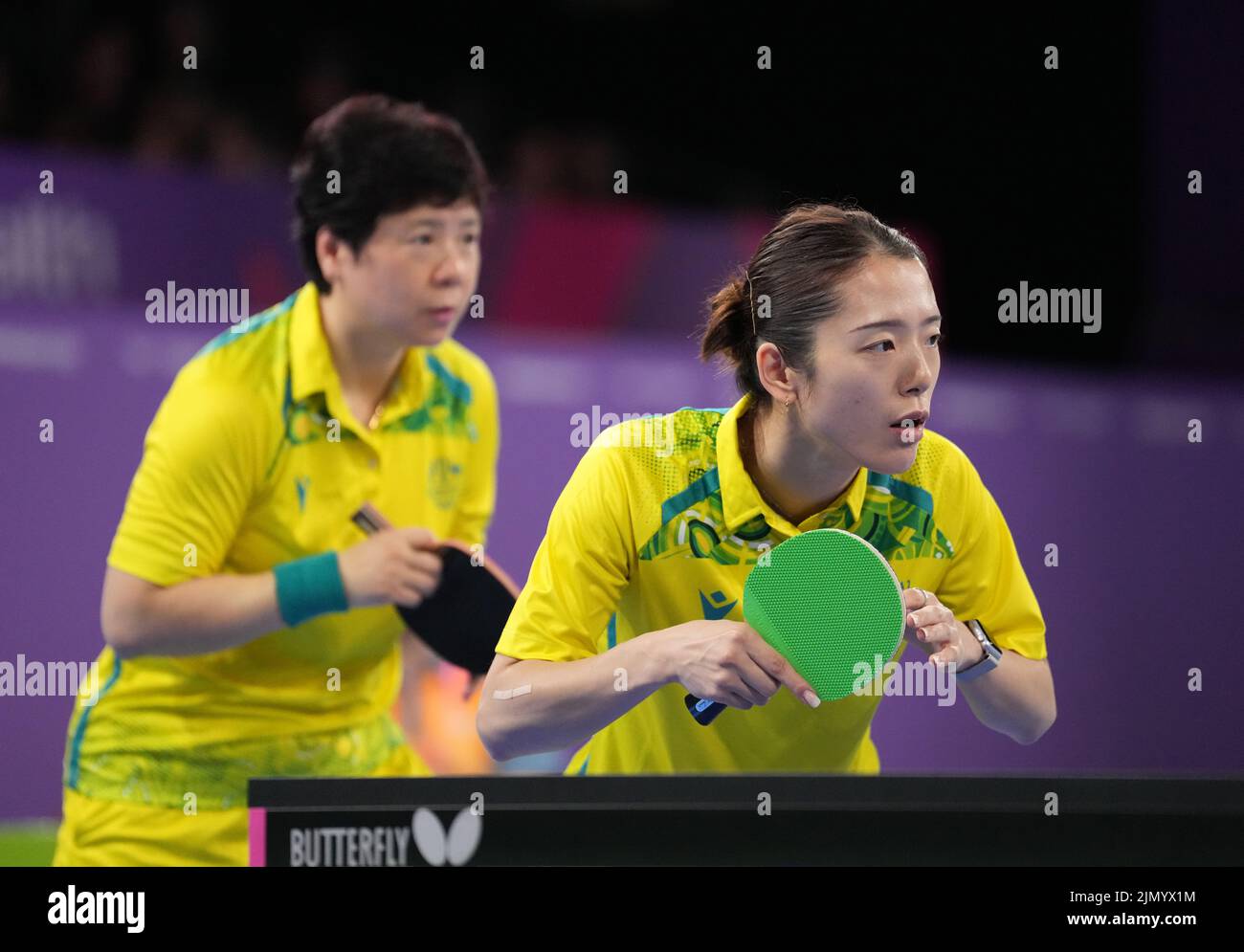 La australiana Jian Fang Lay y Minhyung Jee en el partido de Medalla de Oro de Dobles Femeninos en el NEC el día once de los Juegos de la Commonwealth de 2022 en Birmingham. Fecha de la foto: Lunes 8 de agosto de 2022. Foto de stock