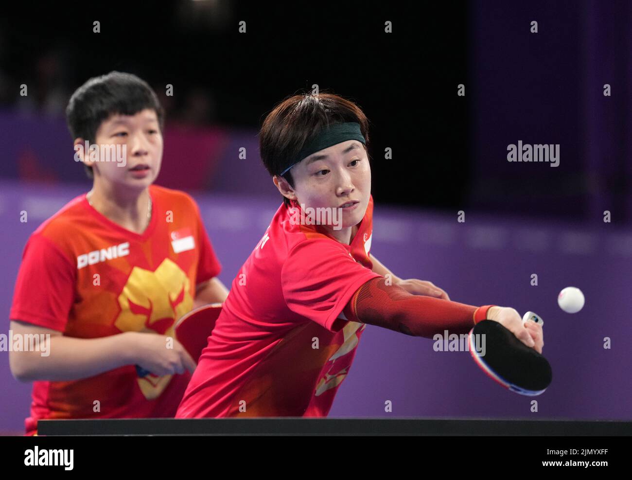 Los singapurenses Jian Zeng y Tianwei Feng en el partido de la Medalla de Oro de Dobles Mujeres en el NEC el día once de los Juegos de la Commonwealth de 2022 en Birmingham. Fecha de la foto: Lunes 8 de agosto de 2022. Foto de stock