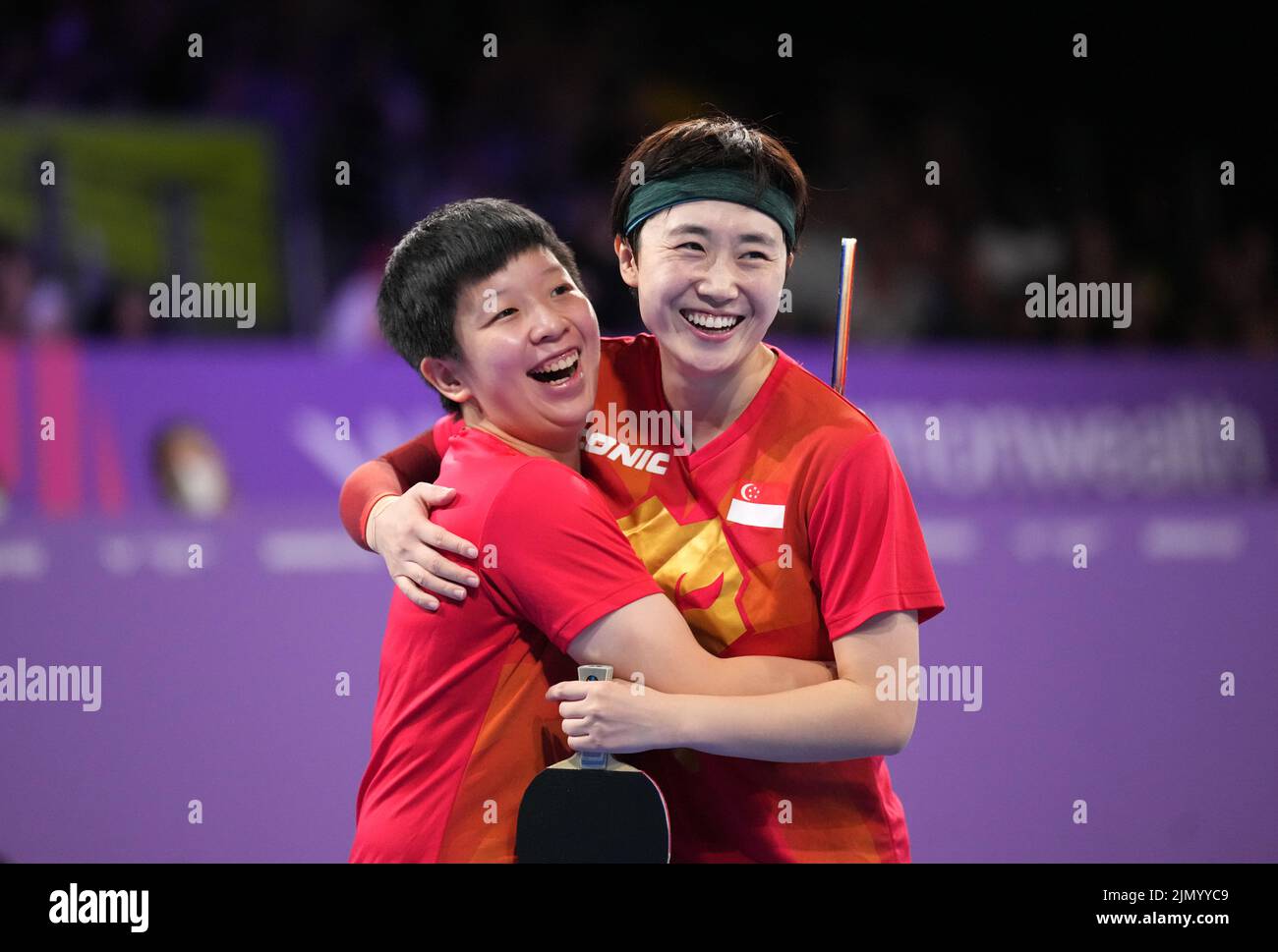 Los singapurenses Jian Zeng y Tianwei Feng celebran la medalla de oro de dobles femeninos en el NEC el once de los Juegos de la Commonwealth de 2022 en Birmingham. Fecha de la foto: Lunes 8 de agosto de 2022. Foto de stock