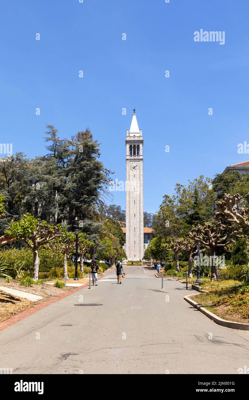 Oakland, EE.UU. - 18 de mayo de 2022: Antigua torre Elliot en el área del campus de la universidad de Oakland. Foto de stock