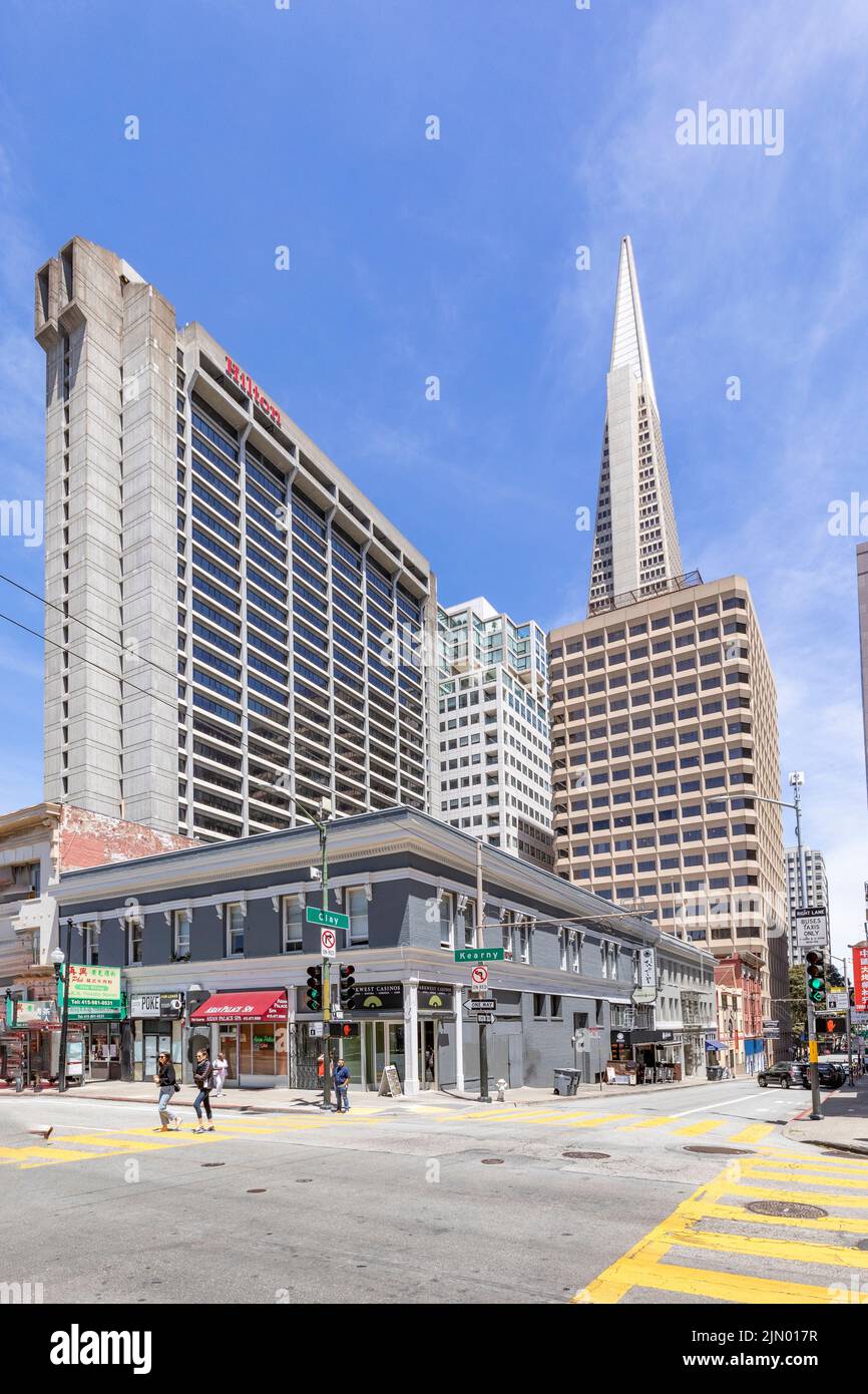 San Francisco, EE.UU. - 19 de mayo de 2022: Perspectiva panorámica de rascacielos en el centro del distrito financiero visto desde la esquina Clay y Kearny calle en San Fr Foto de stock