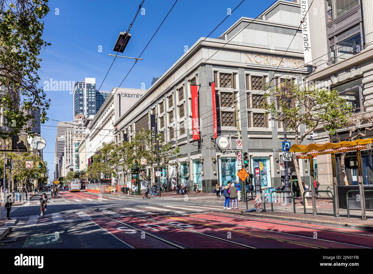 San Francisco, EE.UU. - 19 de mayo de 2022: streetview centro de San Francisco con vista a la fachada de Nordstrom y el edificio Bloomingdales. Foto de stock